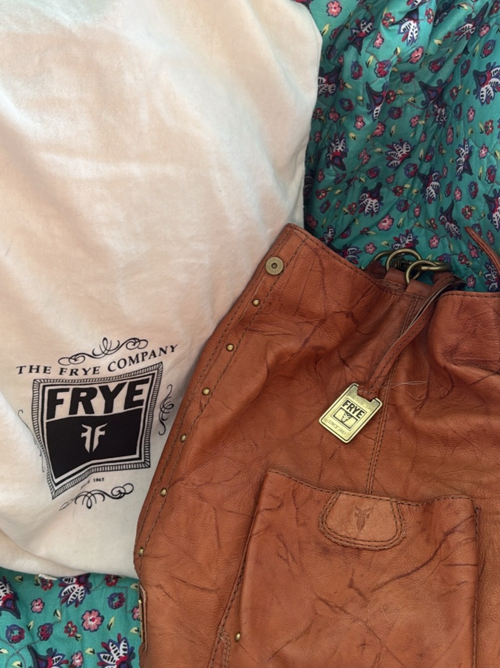FRYE Shoulder bag wth gold detail